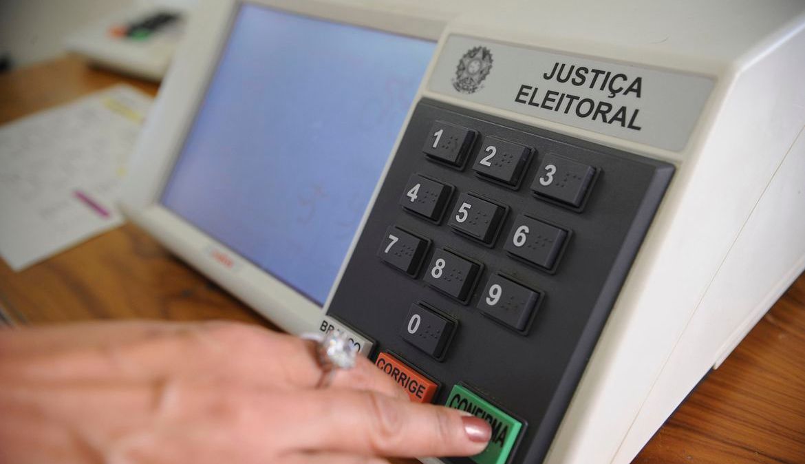 Urna eletrônica durante votação nas eleições: grupo de trabalho do TSE confirmou, por enquanto, pleito de 2020