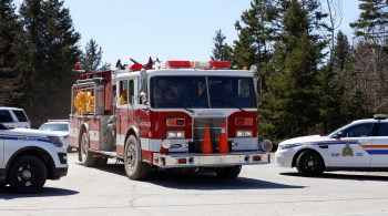 Também foram registrados incêndios ligados ao massacre, o que dificulta a procura por mais vítimas. Polícia canadense segue investigando