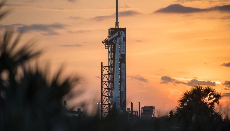 O foguete Falcon 9 e a nave Crew Dragon da SpaceX no local de lançamento, no Centro Espacial Kennedy da Nasa, na Flórida