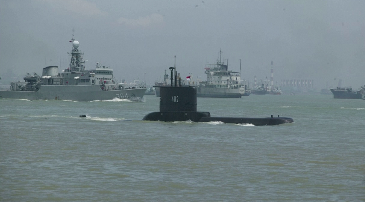 Autoridades da Indonésia encontraram objeto metálico entre 50m e 100m de profundidade que pode ser de submarino desaparecido