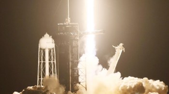 Tripulação deve chegar a Estação Espacial Internacional às 21h desta quarta-feira (27); missão marca retorno de lançamentos tripulados em parceria da Nasa com a empresa de Elon Musk