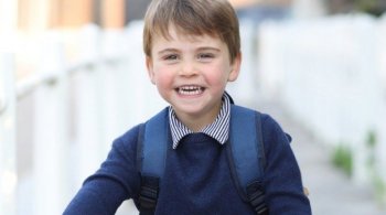 Louis completou 3 anos nesta sexta-feira (23); na foto, o filho mais novo do Duque e da Duquesa de Cambridge aparece sorrindo em um bicicleta vermelha