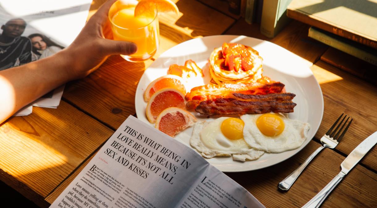O café da manhã popular nos Estados Unidos, com ovos, bacon e salsichas, pode ser prejudicial à saúde devido ao nível alto de gorduras saturadas