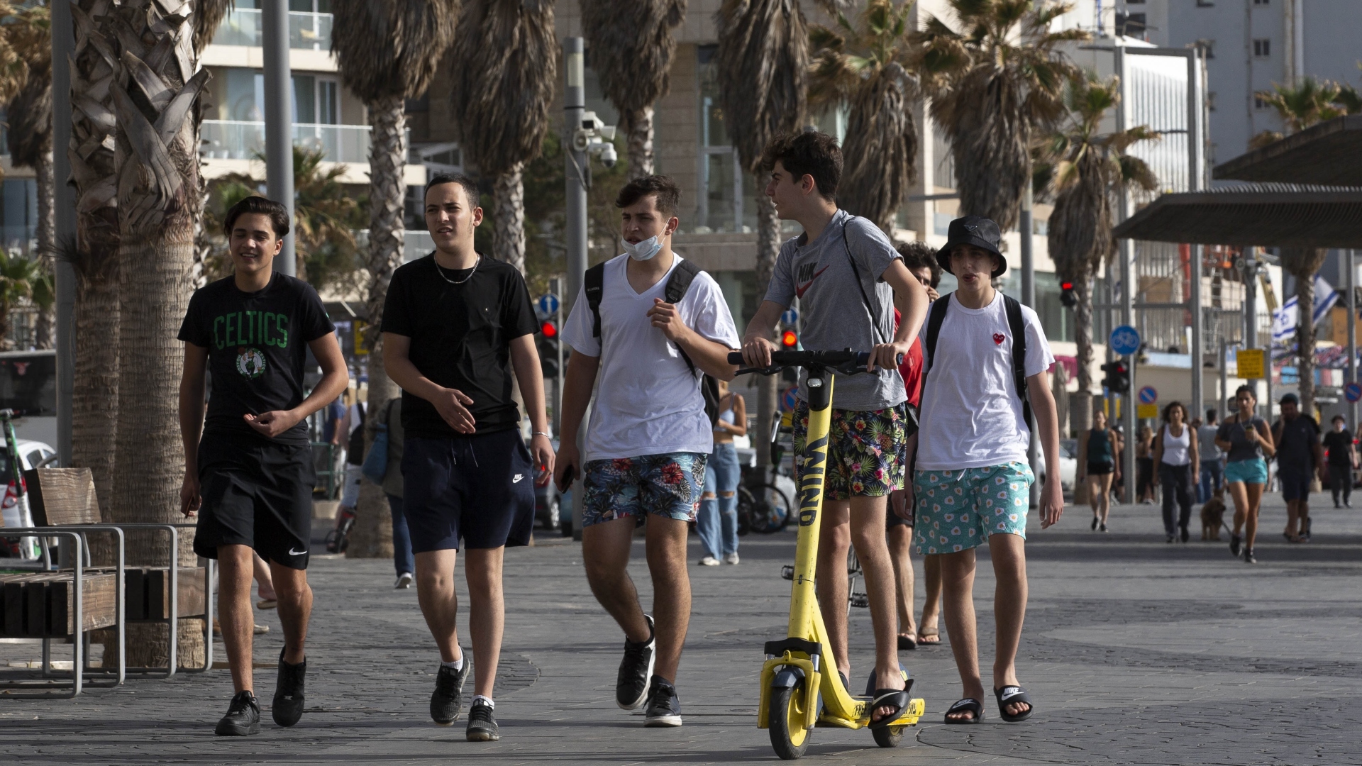 Jovens caminham em Tel Aviv, em Israel; país já vive período pós-pandemia