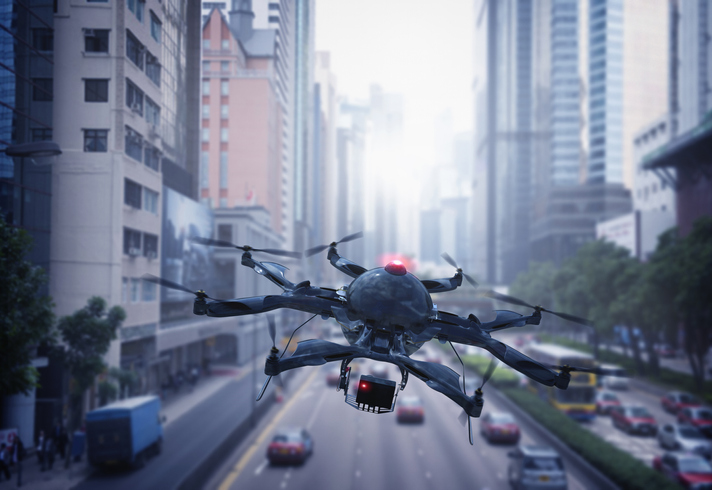 Drone sobrevoa cidade / Imagem de arquivo