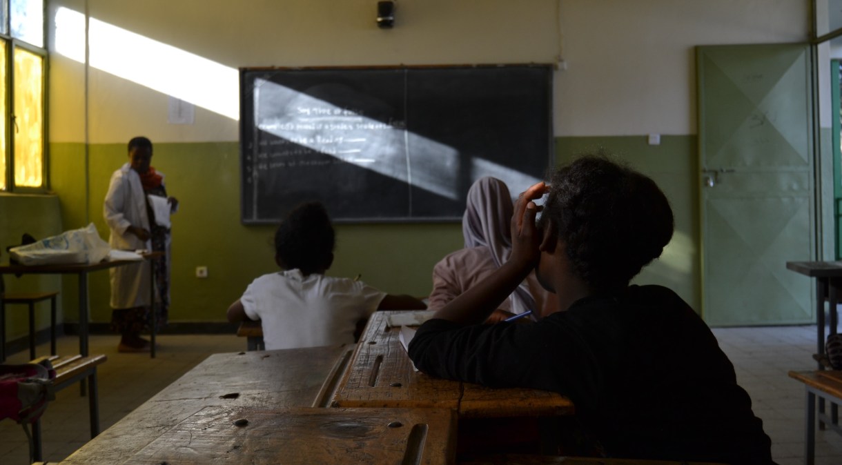 Alunos acompanham aula em escola de Addis Ababa, Etiópia
