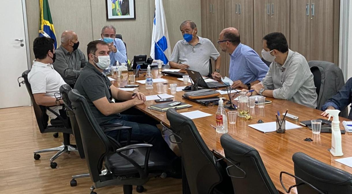 Os ministros Marcelo Queiroga (Saúde) e Luiz Eduardo Ramos (Casa Civil) em reunião neste domingo (25)