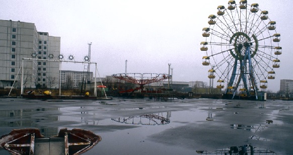 Um parque de diversões abandonado em Pripyat, a três quilômetros da usina nuclear de Chernobyl