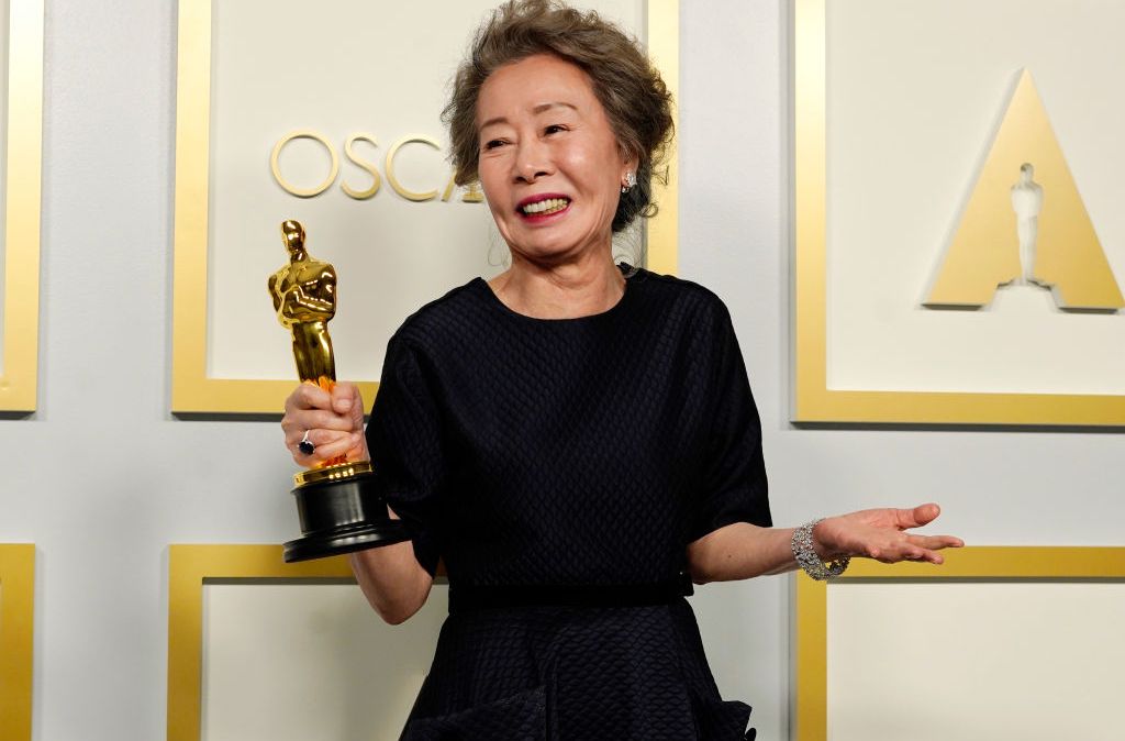 A atriz Yuh-jung Youn tornou-se a primeira sul-coreana a vencer uma estatueta do Oscar por atuação