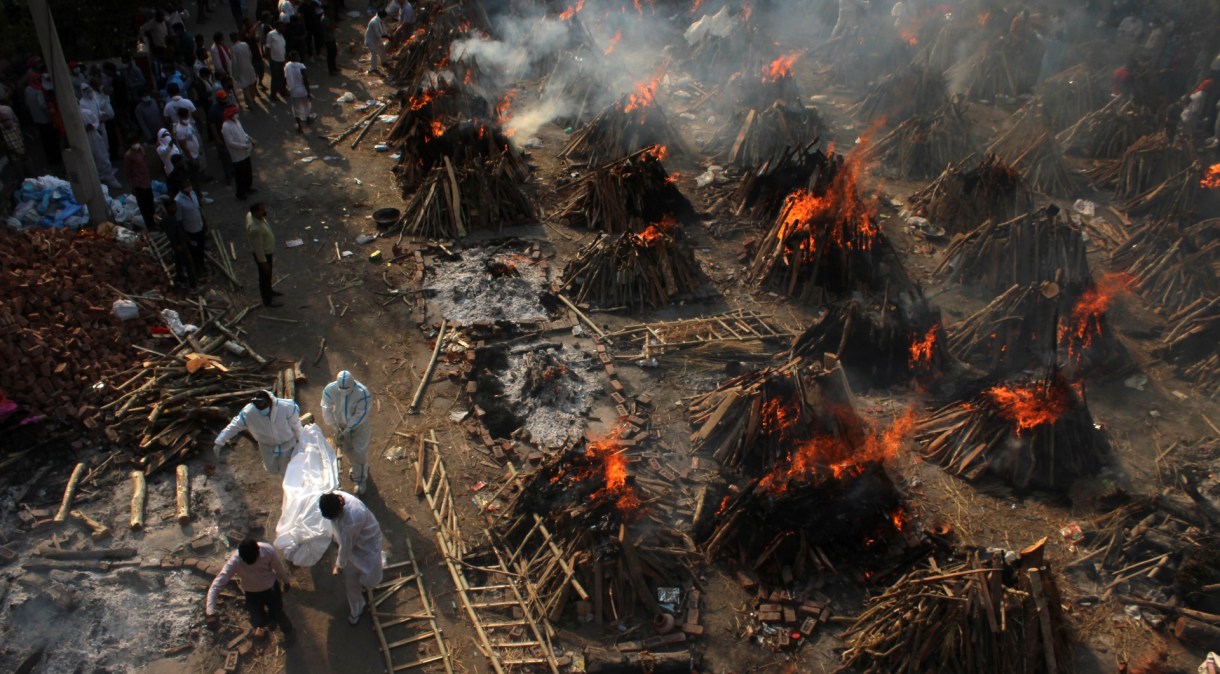 Vítimas de Covid-19 são cremadas na Índia; recorde de casos e mortes sobrecarrega o país