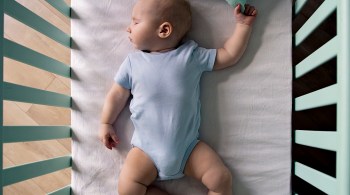 Orientação dos especialistas é que a criança durma sozinha, em uma superfície firme, até completar um ano de idade