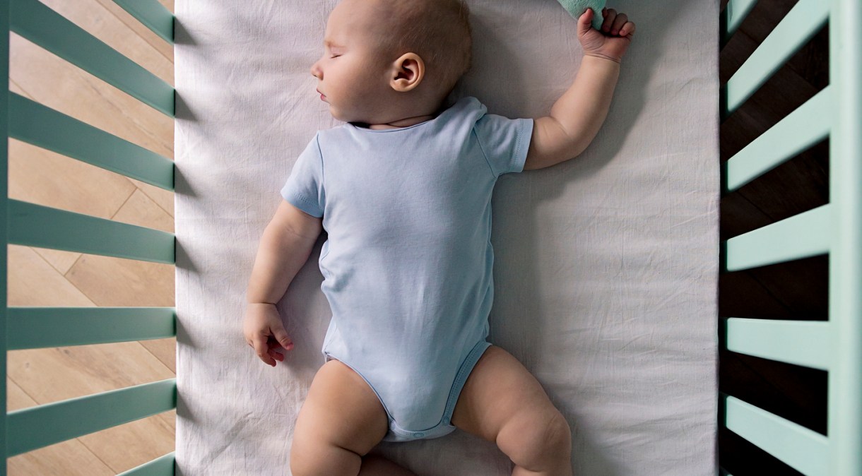 Dormir de barriga para cima é a posição mais segura para bebês
