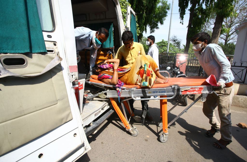 Parentes tiram paciente com Covid-19 da ambulância em hospital em Allahabad, Índia – 27/04/2021