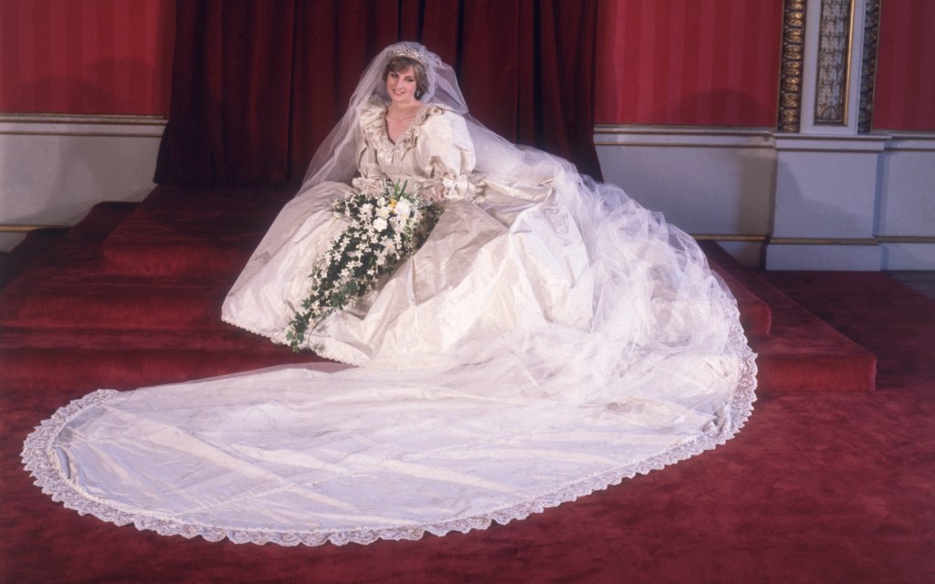 A princesa Diana em seu casamento com o príncipe Charles, em 1981
