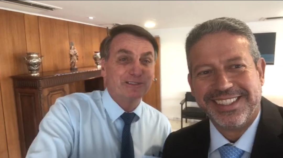 Bolsonaro com o líder do PP na Câmara, deputado Arthur Lira (PP-AL): o parlamentar saiu do grupo de WhatsApp com dirigentes de partidos após defender MP do governo