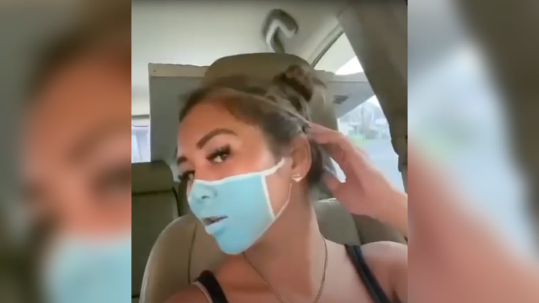 A youtuber Leia Se teve o rosto pintado por seu amigo Josh Paler Lin; o casos ocorreu em Bali e o vídeo viralizou na região