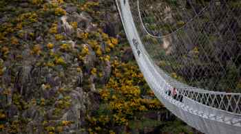 Ponte fica a 175 metros acima do Rio Paiva, na cidade de Arouca, ao norte de Portugal