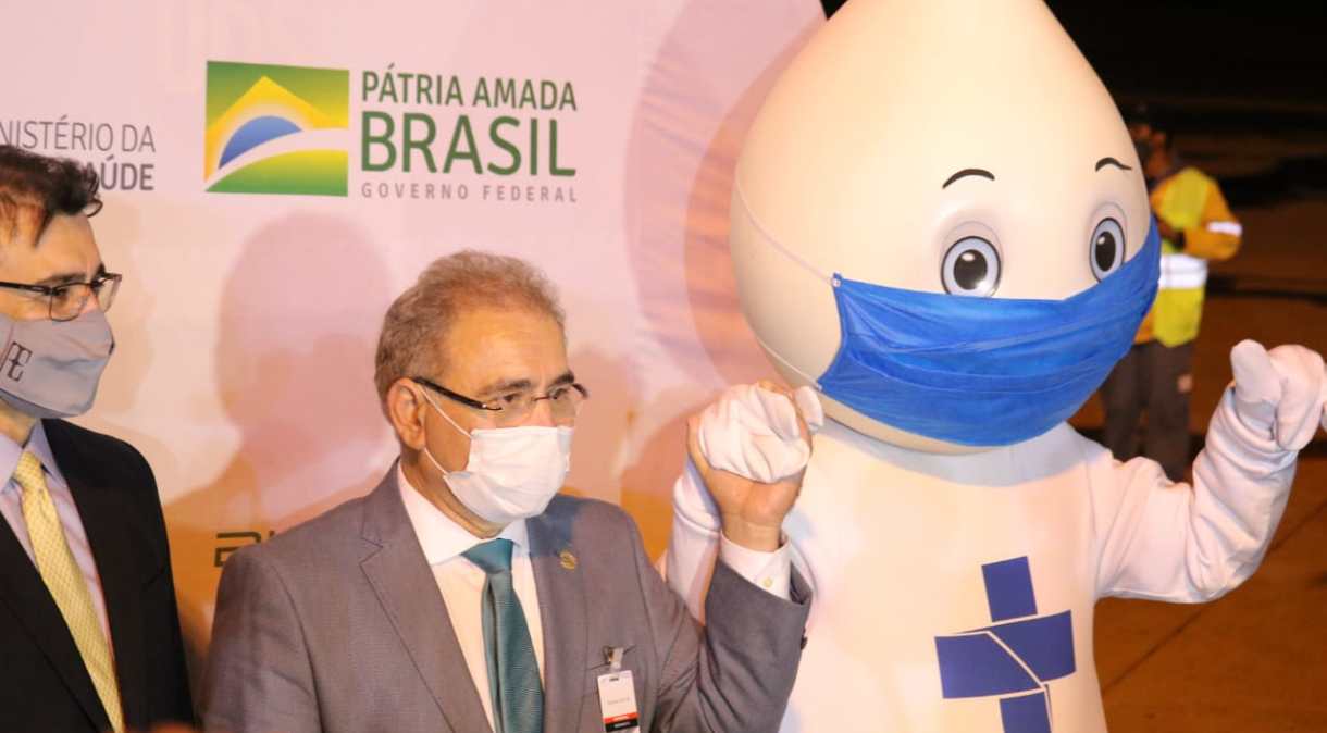 Ministro Marcelo Queiroga posa com mascote Zé Gotinha ao receber vacina da Pfizer