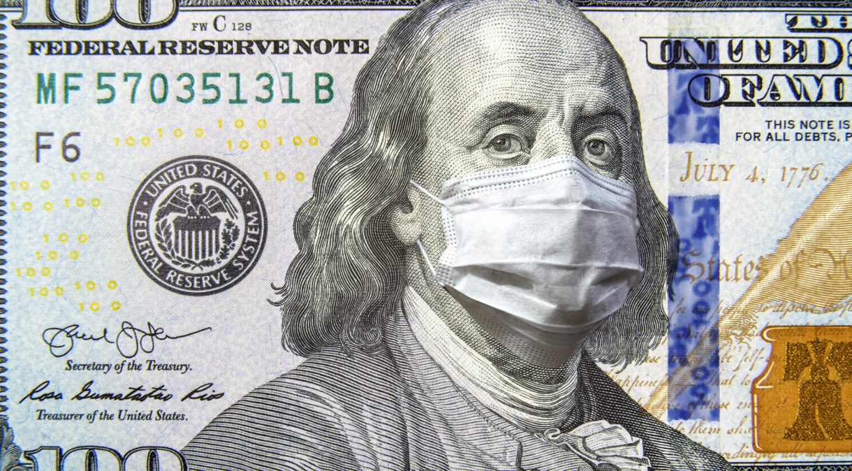 Montagem mostra nota de cem dólares com o ex-presidente dos Estados Unidos, Franklin Roosevelt, usando máscara como medida de prevenção à Covid-19