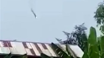 Vídeos registraram o momento em que os tiros atingem a aeronave e causam uma explosão