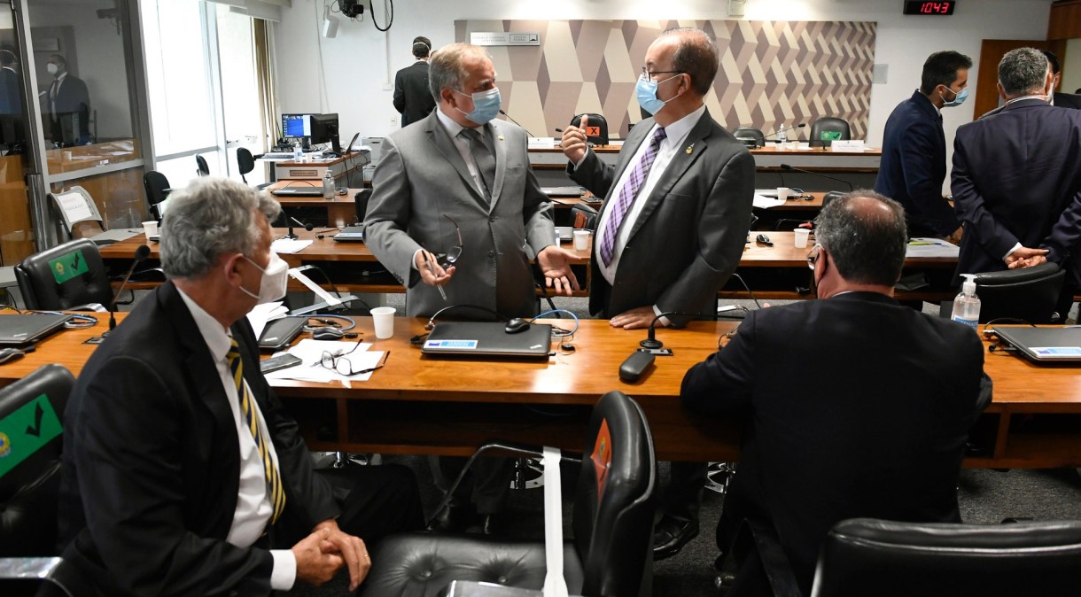 Senadores Jorginho Mello (PL-SC), Fernando Bezerra Coelho (MDB-PE); Luis Carlos Heinze (PP-RS) e Izalci Lucas (PSDB-DF) debatem em intervalo da CPI da Pandemia