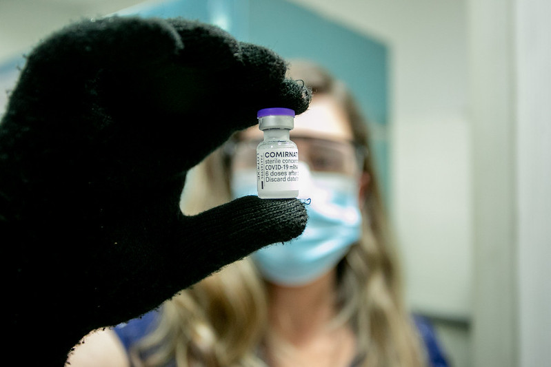 Oposição acusa governo de 'negligência' na compra da vacina da Pfizer
