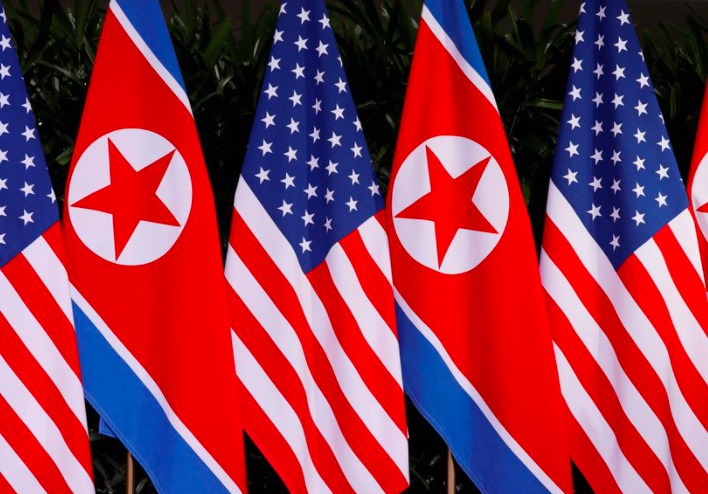 Bandeiras nacionais dos EUA e da Coreia do Norte são vistas no Capella Hotel na ilha de Sentosa, em Cingapura