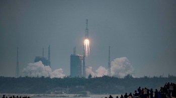 O foguete chinês descontrolado deve reentrar na atmosfera da Terra neste fim de semana; os Estados Unidos acompanham a rota do equipamento