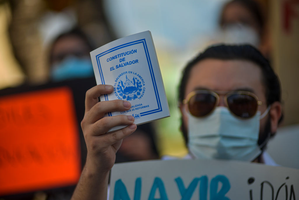 Manifestante segura a Constituição de El Salvador