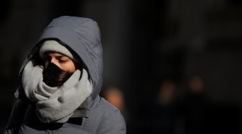 Governador Andrew Cuomo voltou a insistir no uso de máscaras e o distanciamento social inclusive para quem não tem sintomas