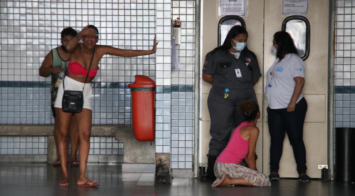 Mãe e esposa de homem morto em confronto no Morro do Jacarezinho no Rio de Janeiro (RJ) choram em frente à portaria da emergência