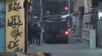 Ação da Polícia Civil contou com 250 homens e ocorreu na favela do Jacarezinho; de acordo com delegado, investigação buscava combater aliciamento de crianças