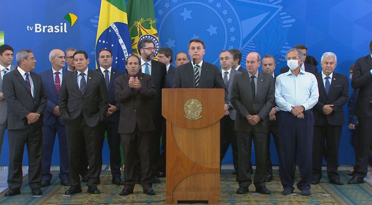 Presidente Jair Bolsonaro (sem partido) fez pronunciamento rodeado de apoiadores