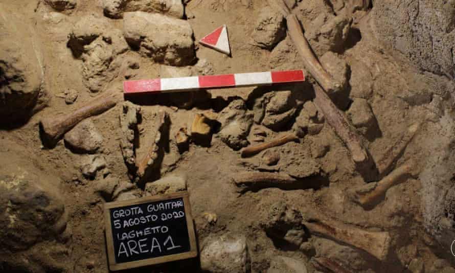 Restos fossilizados de nove neandertais encontrados na Gruta Guattari, em Roma