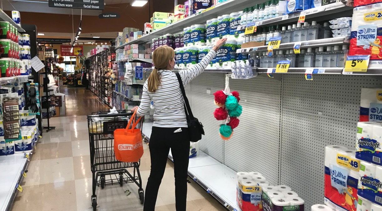 Consumidora compra papel higiênico em mercado na cidade de Calabasas, na Califórnia