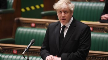 Após rápida vacinação no país ajudar a reduzir casos e mortes por Covid-19, premiê Boris Johnson dará continuidade ao plano de reabertura da economia do país