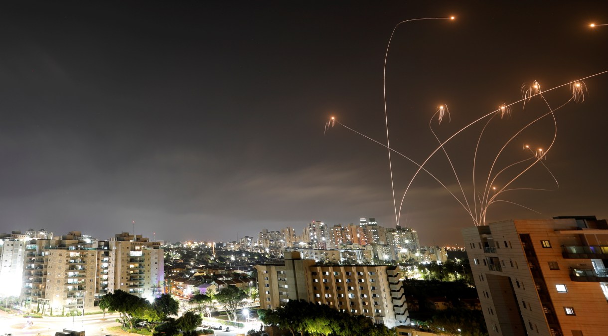 Sistema antimísseis de Israel intercepta foguetes lançados da Faixa de Gaza 10/05/2021