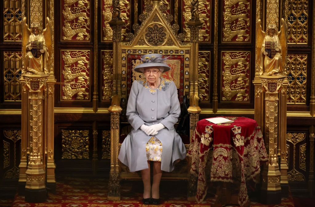 Rainha Elizabeth II reabriu os trabalhos no Parlamento do Reino Unido nesta terça-feira (11)