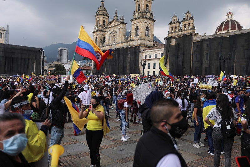 Manifestantes participam de protesto contra pobreza e violência policial em Bogotá, Colômbia