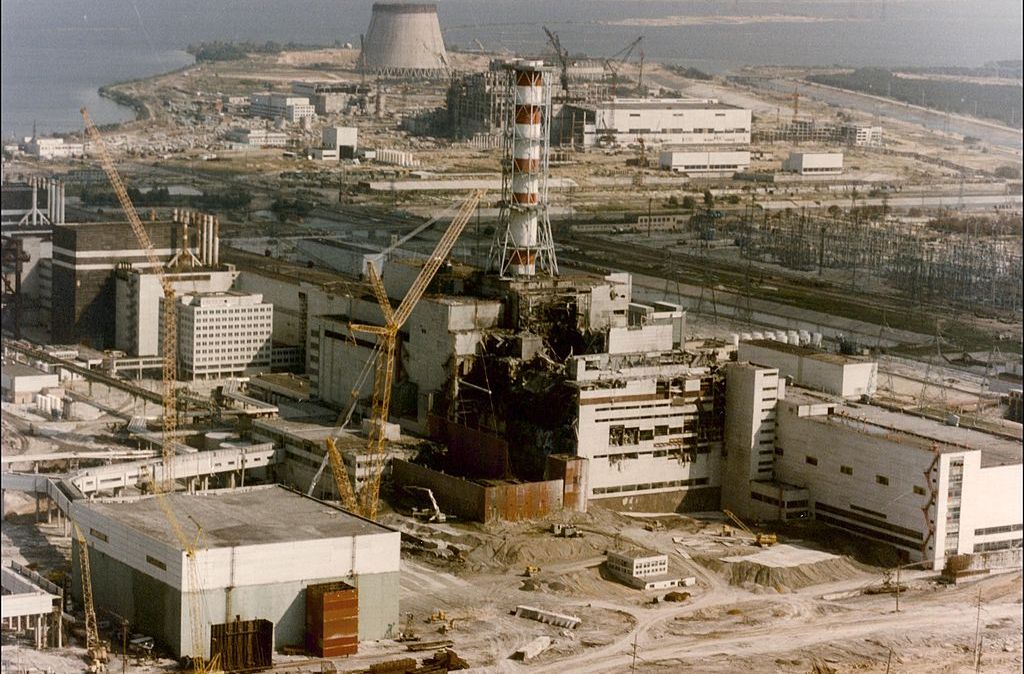 Usina nuclear de Chernobyl três dias após a explosão em 1986