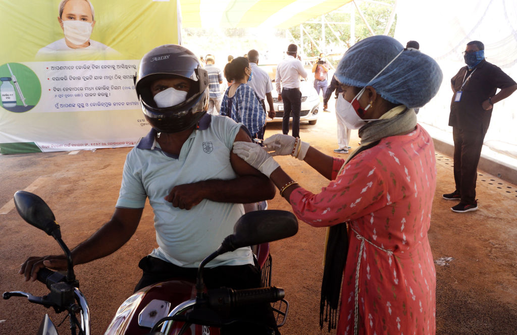 Homem de 45 anos é vacinado em posto drive-in na cidade de Bhubaneswar, na Índia, em 12/05/2021
