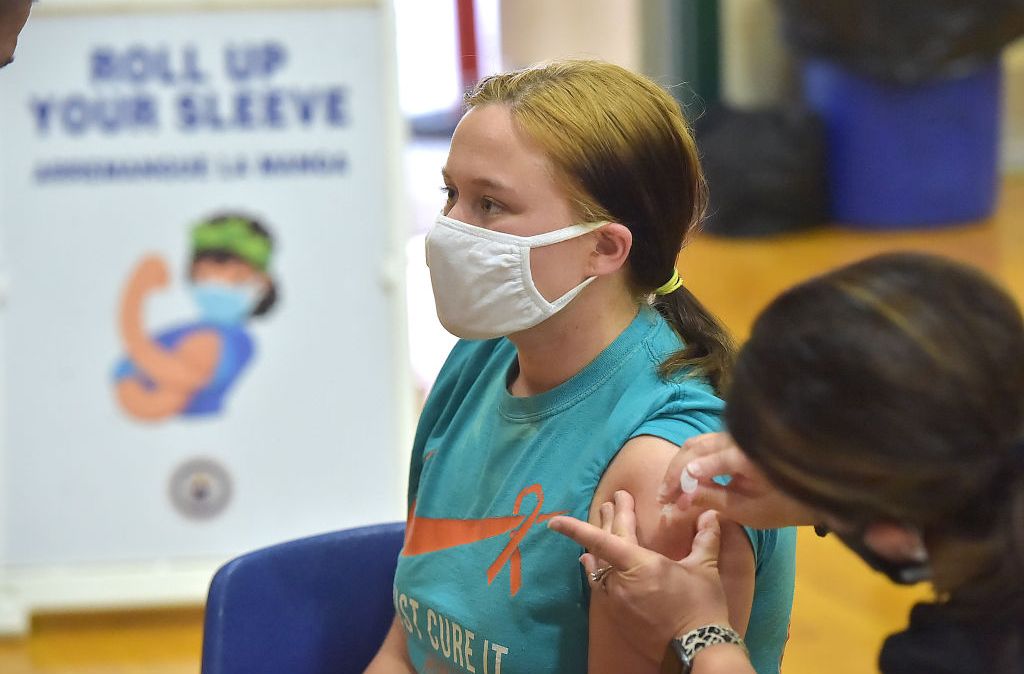 Adolescente é vacinada com imunizante da Pfizer em uma escola de Ensino Médio na Pensilvânia