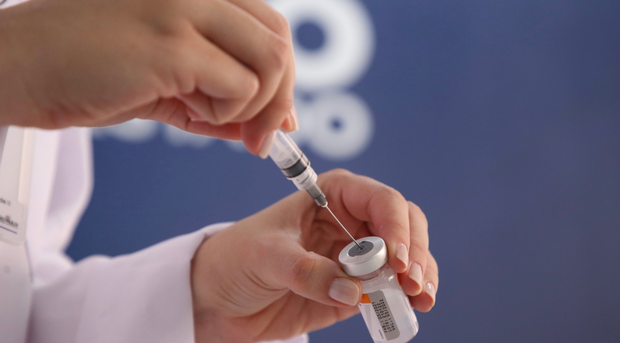 Profissional de saúde prepara dose da vacina contra Covid-19 em Suzano, São Paulo