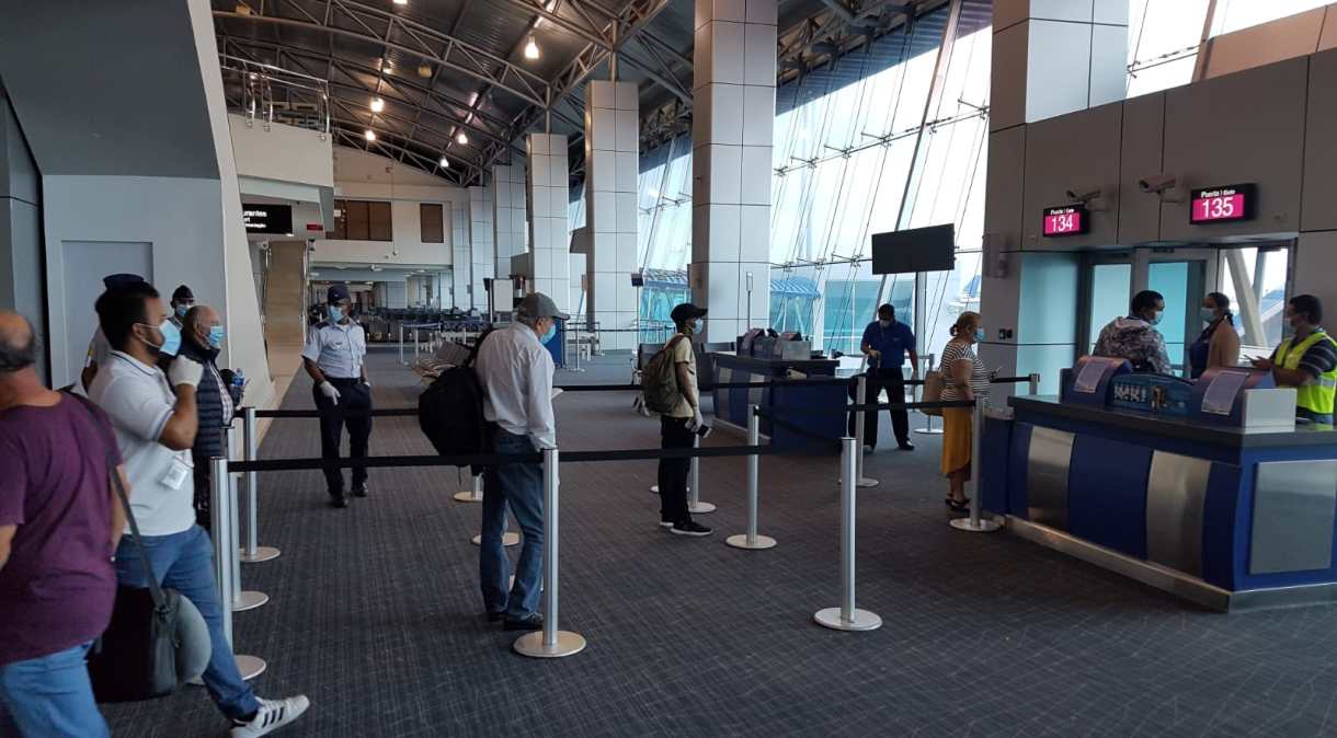 Brasileiros embarcam no aeroporto da Cidade do Panamá em voo fretado pelo Itamaraty