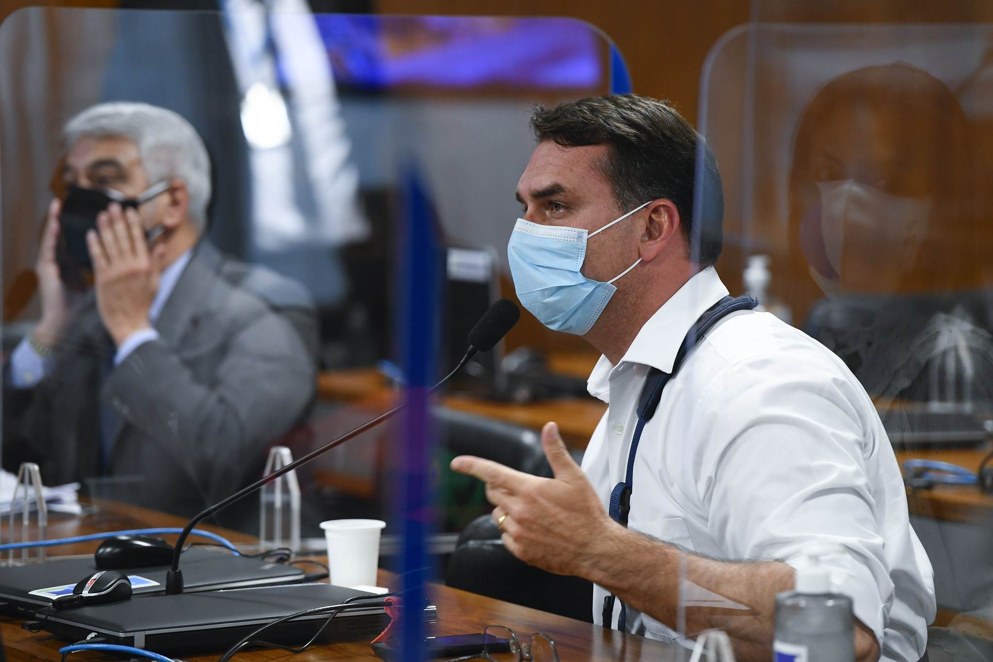 Flávio Bolsonaro (Republicanos) durante sessão na CPI da Pandemia