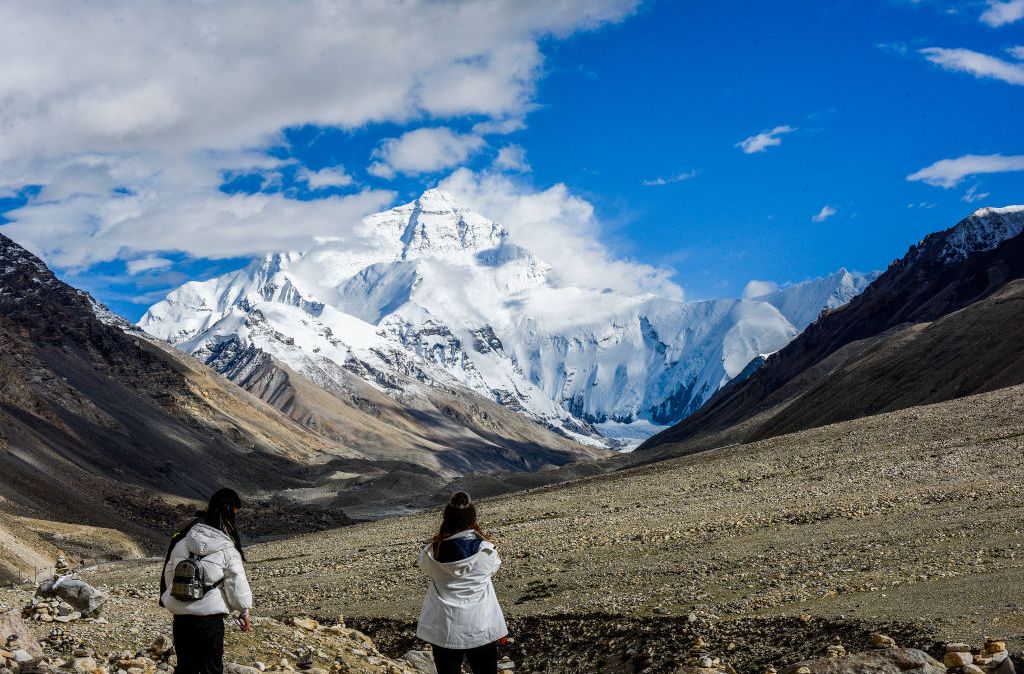 Turistas aos pés do Monte Everest, no Tibet