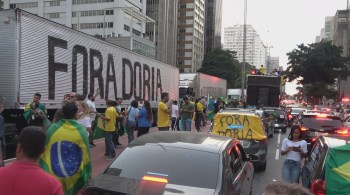 Vestidos com as cores do Brasil, apoiadores do presidente Jair Bolsonaro pediram também o fim do isolamento social