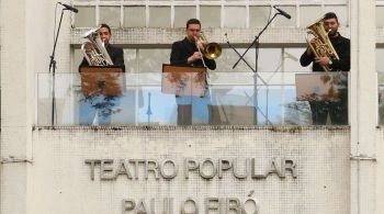 Apresentações acontecem na marquise do Teatro Paulo Eiró (SP), que atualmente é posto de imunização contra a Covid-19