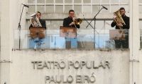 Filarmônica de Santo Amaro se apresenta em teatro que virou posto de vacinação