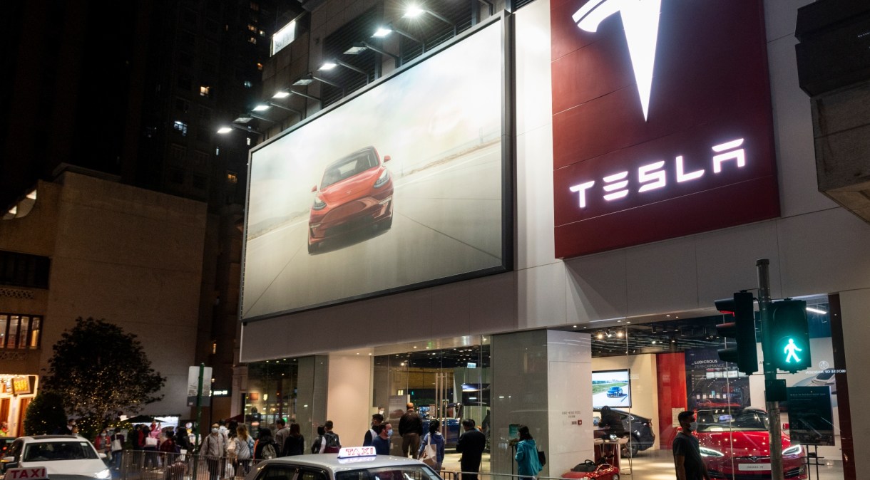Concessionária Tesla em Hong Kong; vendas da companhia na China estão em queda